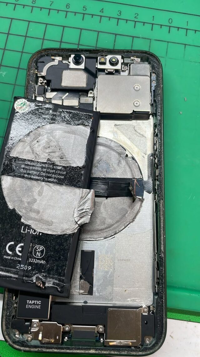 Astăzi a venit în service un clinet cu acest iPhone 13 problemă butoane și telefonul se reseta . 

Clientul a fost cu telefonul în alt service unde a înlocuit bateria.

Adezivul bateriei a fost montat greșit și a dus la defectarea pieselor .